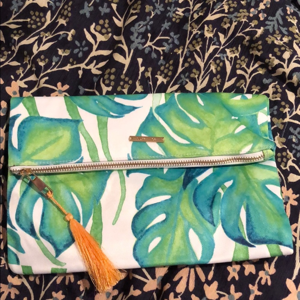 NWOT- Pura Vida clutch